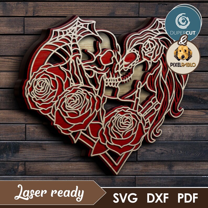 Pode incluir: Um design de corte a laser de duas caveiras se beijando, rodeado de rosas e uma teia de aranha. O design &eacute; em tons de vermelho e branco, e &eacute; perfeito para um tema g&oacute;tico ou de Halloween.