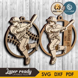 Könnte beinhalten: Zwei Baseball-Ornamente aus Holz. Jedes Ornament zeigt einen Baseballspieler in Aktion, der einen Schläger schwingt, eingebettet in einen Baseball und einen kreisförmigen Rahmen. Ein Ornament ist mit "Jackson #8 2023" personalisiert. Der untere Teil des Bildes lautet "Laser ready" und "SVG DXF PDF".
