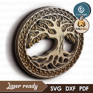 Può includere: Un design in legno tagliato al laser di un albero della vita con rami intricati e un bordo di nodo celtico. Il design è pronto per essere tagliato con un cutter laser ed è disponibile nei formati SVG, DXF e PDF.
