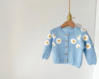 Cardigan en tricot marguerite pour bébé