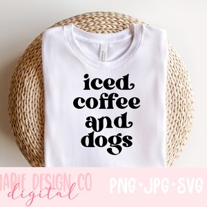 Könnte beinhalten: Weißes T-Shirt mit schwarzem Text, der "iced coffee and dogs" lautet.