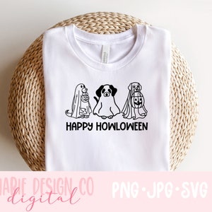K&ouml;nnte beinhalten: Wei&szlig;es T-Shirt mit einer schwarz-wei&szlig;en Illustration von drei Hunden, die als Geister f&uuml;r Halloween verkleidet sind. Der Text "Happy Howloween" ist unter den Hunden gedruckt.