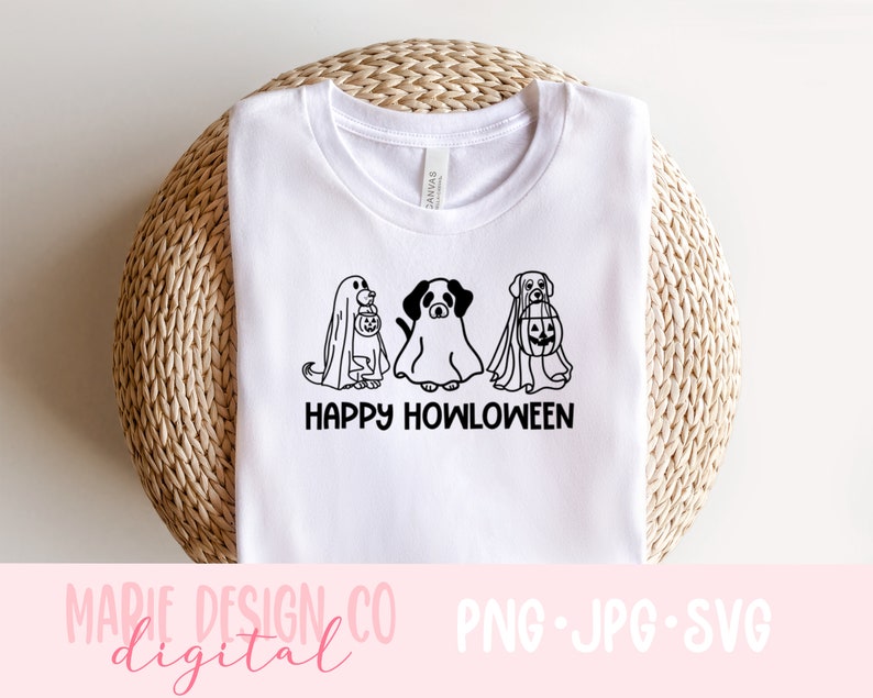 K&ouml;nnte beinhalten: Wei&szlig;es T-Shirt mit einer schwarz-wei&szlig;en Illustration von drei Hunden, die als Geister f&uuml;r Halloween verkleidet sind. Der Text "Happy Howloween" ist unter den Hunden gedruckt.
