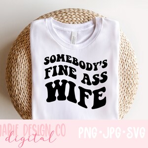 Alguém tem bunda boa esposa svg, esposa svg para camisa, esposa png, arquivo de corte de esposa para Cricut, camisa de noiva svg, esposa engraçada svg, svg de casamento, esposa png