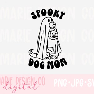 Op de afbeelding: Zwart-witte illustratie van een hond die verkleed is als een geest en een pompoen vasthoudt. De tekst "Spooky Dog Mom" staat onder de hond.