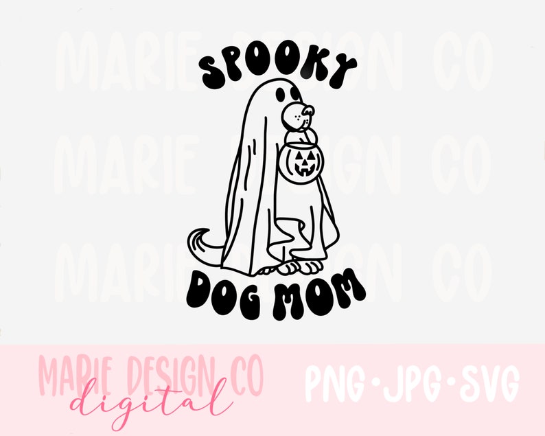 Op de afbeelding: Zwart-witte illustratie van een hond die verkleed is als een geest en een pompoen vasthoudt. De tekst "Spooky Dog Mom" staat onder de hond.