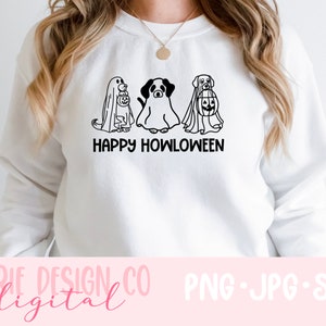K&ouml;nnte beinhalten: Wei&szlig;es Sweatshirt mit einer schwarzen Grafik von drei Hunden, die als Geister f&uuml;r Halloween verkleidet sind. Der Text "Happy Howloween" ist unter den Hunden gedruckt.