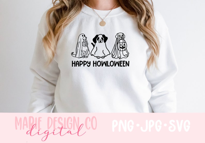 K&ouml;nnte beinhalten: Wei&szlig;es Sweatshirt mit einer schwarzen Grafik von drei Hunden, die als Geister f&uuml;r Halloween verkleidet sind. Der Text "Happy Howloween" ist unter den Hunden gedruckt.