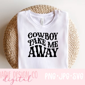 Może przedstawiać: Biała koszulka z czarnym napisem "Cowboy Take Me Away".