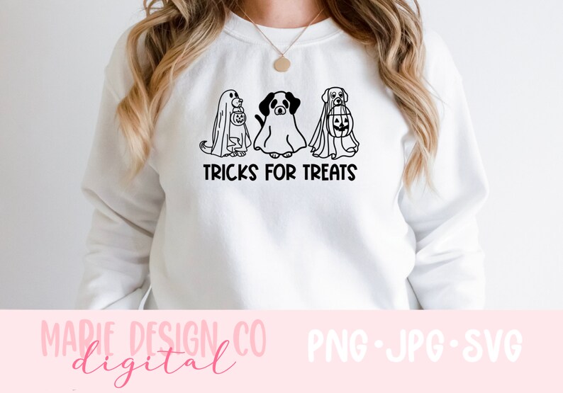 K&ouml;nnte beinhalten: Ein wei&szlig;er Pullover mit einer schwarzen Grafik von drei Hunden, die als Geister f&uuml;r Halloween verkleidet sind. Der Text "TRICKS FOR TREATS" befindet sich unter den Hunden.