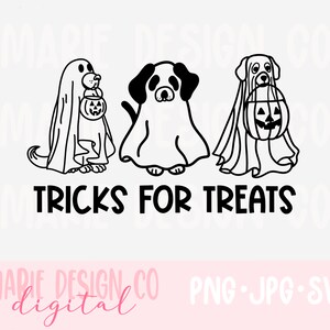 K&ouml;nnte beinhalten: Drei schwarz-wei&szlig;e Cartoon-Hunde, die als Geister f&uuml;r Halloween verkleidet sind. Die Hunde halten K&uuml;rbisse und der Text "TRICKS FOR TREATS" befindet sich darunter.