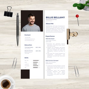 Puede incluir: Un currículum vitae para Billie Bellamy, desarrollador web, con foto, información de contacto, educación, habilidades y experiencia laboral. El currículum es blanco con texto negro y azul, rodeado de material de oficina.