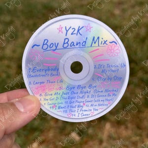Puede incluir: Un CD blanco con un diseño de arcoíris y el texto "Y2K ~Boy Band Mix~" impreso en él. El CD enumera 14 canciones, incluyendo "Everybody (Backstreet's Back)", "It's Tearin' Up My Heart" y "Bye Bye Bye".