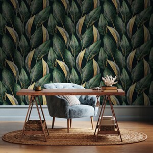 Peut inclure: Un fauteuil en velours bleu avec une structure en bois se trouve devant un papier peint vert fonc&eacute; avec des accents de feuilles d'or. Un bureau en bois avec une finition en bois clair est plac&eacute; devant la chaise. Le bureau est soutenu par deux chevalets en bois. Un petit panier tiss&eacute; se trouve sur l'&eacute;tag&egrave;re inf&eacute;rieure des chevalets. Le bureau est d&eacute;cor&eacute; d'une petite tasse en c&eacute;ramique blanche, de deux livres et d'un petit morceau de corail.