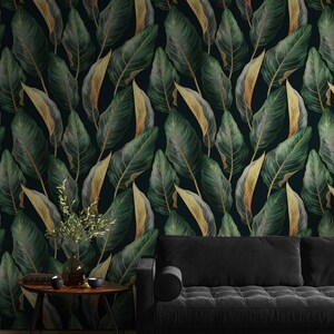 Peut inclure: Un canap&eacute; en velours noir avec un design capitonn&eacute; devant un mur recouvert d'un papier peint vert fonc&eacute; et feuille d'or avec un motif r&eacute;p&eacute;titif de grandes feuilles tropicales.