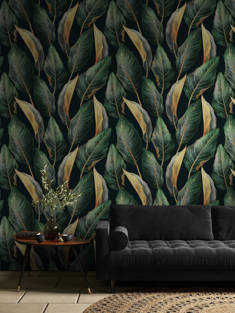 Peut inclure: Un canap&eacute; en velours noir avec un design capitonn&eacute; devant un mur recouvert d'un papier peint vert fonc&eacute; et feuille d'or avec un motif r&eacute;p&eacute;titif de grandes feuilles tropicales.