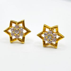 Brincos artesanais chiques de prata 925 e ouro 18K: argolas minimalistas de Bali e elegantes tops de tachas florais