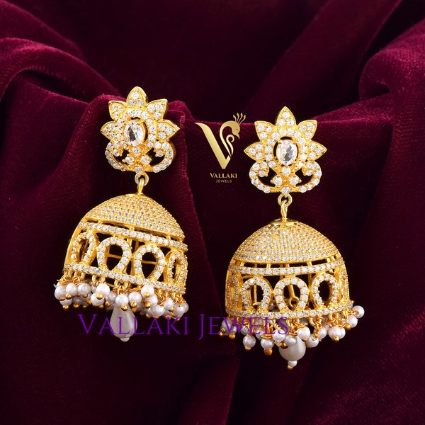 Look PREMIUM Bold Gold Jalidar Chimes Jhumka Bijoux indiens fait à la main Lampe perle naturelle légère Jhumka Cadeau de demoiselle d'honneur en argent 925