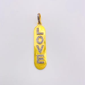 Colgante minimalista de plata 925 con dije de amor hecho a mano con diamantes pavé. Regalo personalizado perfecto para el Día de la Madre o para tu novia. 40 x 10 mm.