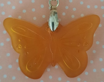 pendentif résine papillon orange, bijou coloré, bijou original, fait-main, cadeau, lerevdeyo-bijoux