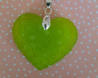 green heart resin pendant, colorful jewelry, original jewelry, handmade, gift, lerevdeyo-bijoux