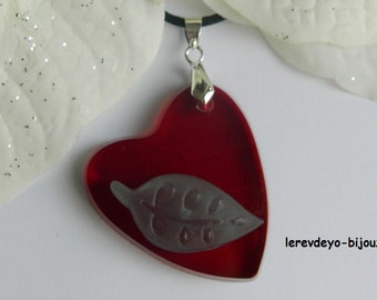 pendentif résine rouge cœur et feuille, bijou résine, bijou coloré, bijou original, bijou femme, cadeau, lerevdeyo-bijoux