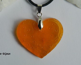 pendentif résine cœur orange, bijou coloré, bijou original, fait-main, cadeau, lerevdeyo-bijoux