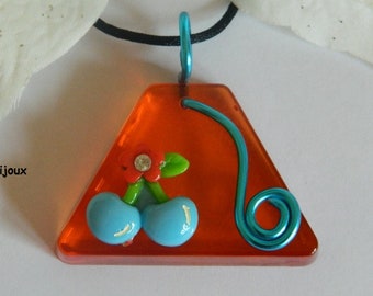 pendentif résine orange "cerises bleues", bijou coloré, bijou enfant, bijou fillette, bijou original, cadeau, lerevdeyo-bijoux