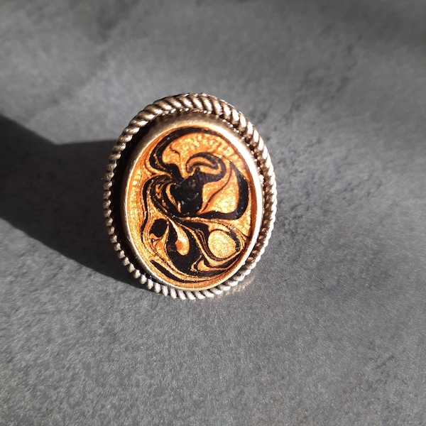 bague résine noire et dorée support couleur bronze