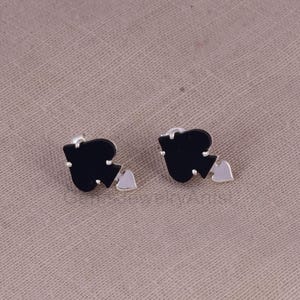 Pendientes de botón con corazón abstracto en negro y plata: joyería minimalista geométrica moderna para mujer, joyas bonitas para el día a día, regalo de cumpleaños.