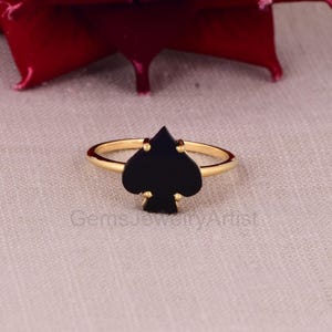 Vergulde zwarte schoppenring – Minimalistische speelkaartsieraden – Sierlijke op zwarte onyx geïnspireerde statementring – Uniek cadeau voor haar