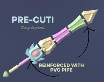 Op de afbeelding: Een voorgeknipt, veelkleurig plastic zwaard met een lichtblauw, roze, geel en groen ontwerp. Het zwaard is gelabeld met "PRE-CUT! Easy to print" en "REINFORCED WITH PVC PIPE".