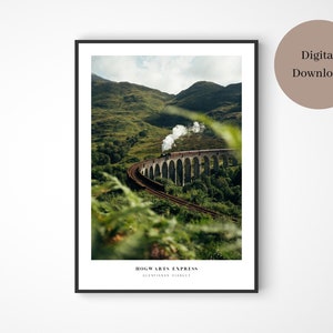 Peut inclure: Une impression numérique d'un train traversant un pont de pierre dans une vallée verdoyante. Le texte "HOGWARTS EXPRESS GLENFINNAN VIADUCT" est en bas de l'image.