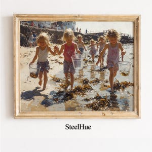 Lámina con estampado de escena playera estilo óleo, niños corriendo en la orilla soleada con cubos / Reflejos en la arena mojada. Decoración de cabaña costera. Formato 5:4. Descargar.