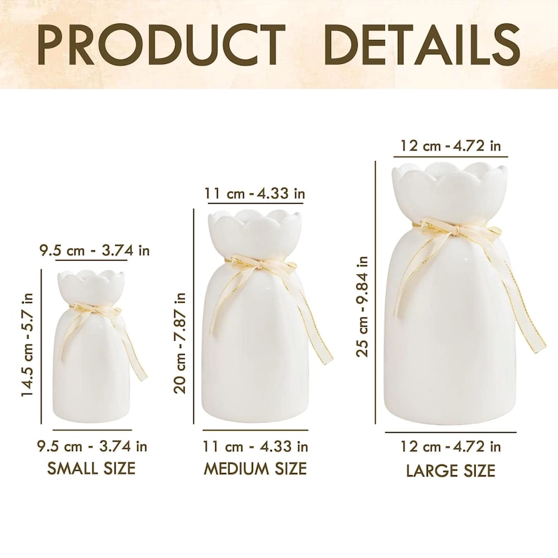 Peut inclure: Trois vases en c&eacute;ramique blanche avec des bords festonn&eacute;s et nou&eacute;s avec un ruban beige. Le petit vase mesure 14,5 cm de haut, le vase moyen mesure 20 cm de haut et le grand vase mesure 25 cm de haut. Le texte "PRODUCT DETAILS" est en haut.