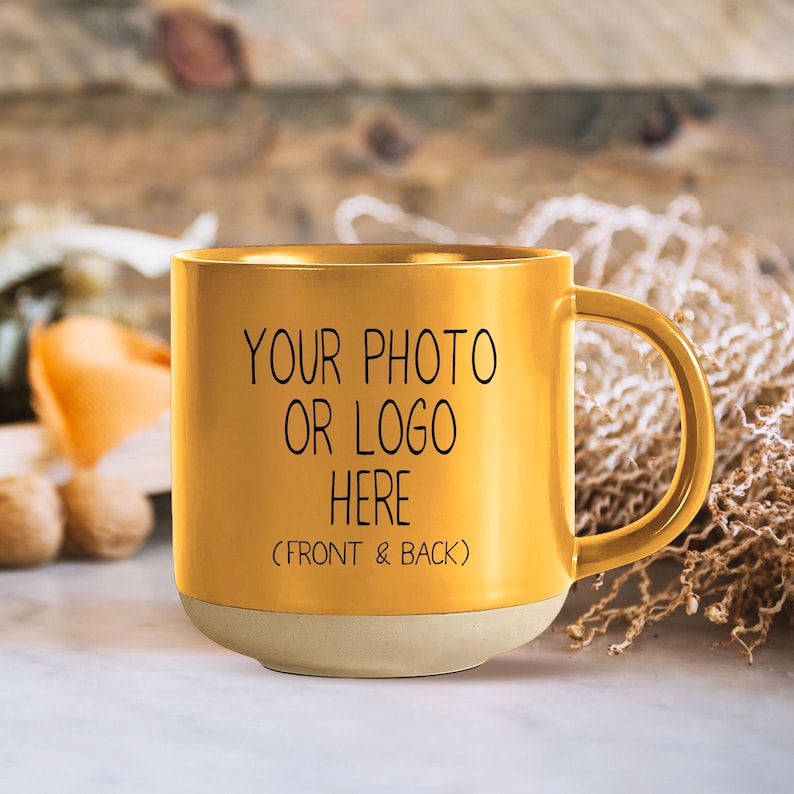 Op de afbeelding: Een gouden keramische mok met een handvat. Op de mok staat de tekst "YOUR PHOTO OR LOGO HERE (FRONT & BACK)".