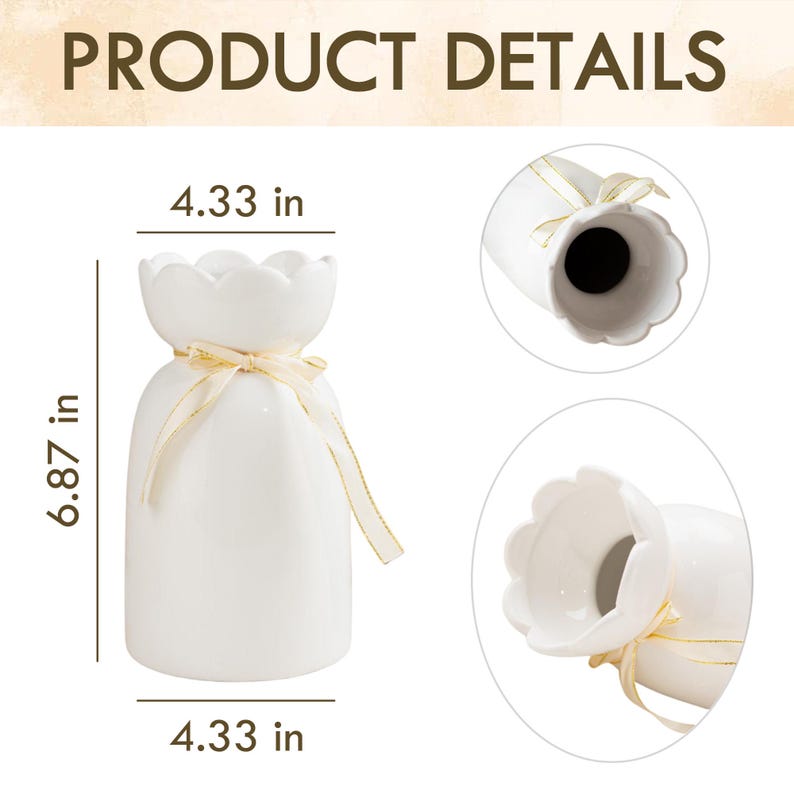 Peut inclure: Un vase en c&eacute;ramique blanc avec un dessus festonn&eacute; et un ruban dor&eacute; nou&eacute; autour du col. Le vase mesure 17,45 cm de haut et 11 cm de large. L'image comprend le texte "PRODUCT DETAILS".