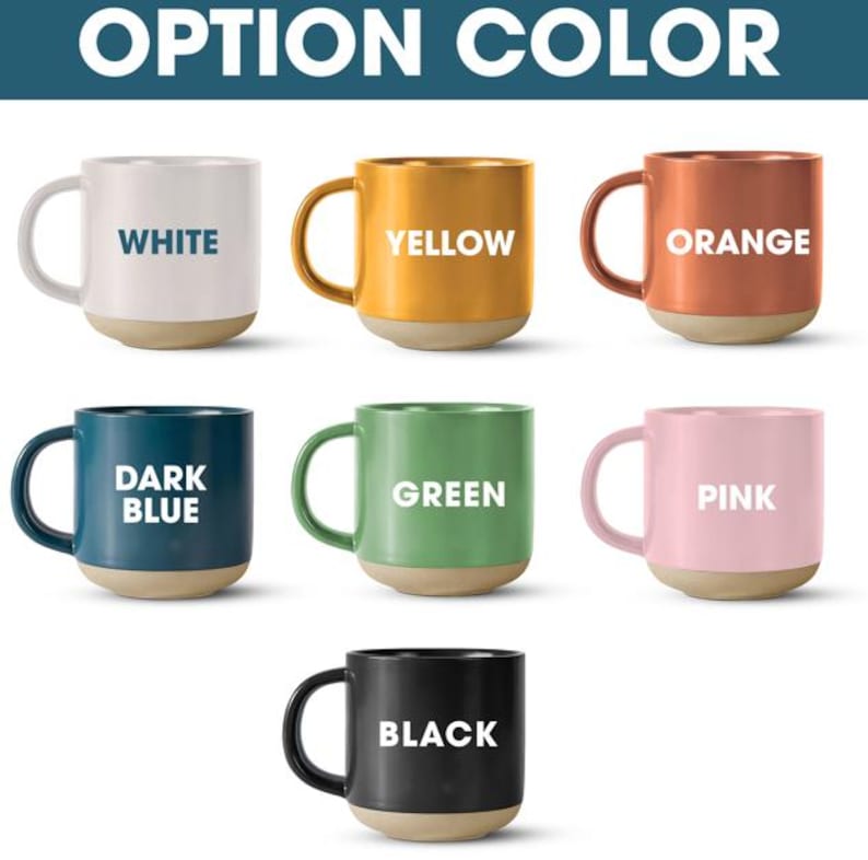 Op de afbeelding: Set van 7 keramische mokken in verschillende kleuren met tekst. De kleuren zijn wit, geel, oranje, donkerblauw, groen, roze en zwart. De tekst op de mokken luidt "Wit", "Geel", "Oranje", "Donkerblauw", "Groen", "Roze" en "Zwart".
