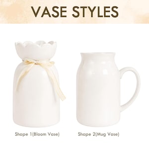 Peut inclure: Deux vases en c&eacute;ramique blanche sont pr&eacute;sent&eacute;s. Le premier, un vase Bloom, a un dessus festonn&eacute; et un ruban cr&egrave;me. Le second, un vase Mug, a une anse. Le texte au-dessus indique "VASE STYLES".