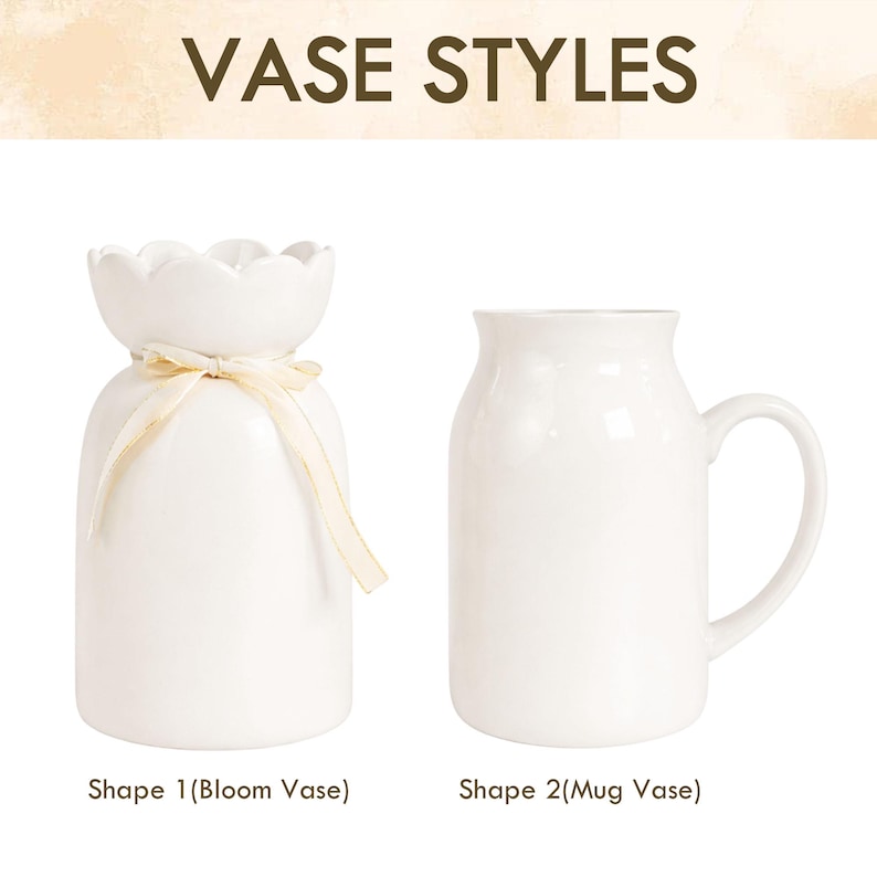Peut inclure: Deux vases en c&eacute;ramique blanche sont pr&eacute;sent&eacute;s. Le premier, un vase Bloom, a un dessus festonn&eacute; et un ruban cr&egrave;me. Le second, un vase Mug, a une anse. Le texte au-dessus indique "VASE STYLES".