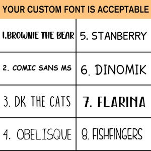 Op de afbeelding: Een lijst met acht verschillende lettertypen, elk met een nummer en een naam. De lettertypen zijn: 1. Brownie the Bear, 2. Comic Sans MS, 3. DK the Cats, 4. Obelisque, 5. Stanberry, 6. Dinomik, 7. Flarina en 8. Fishfingers.