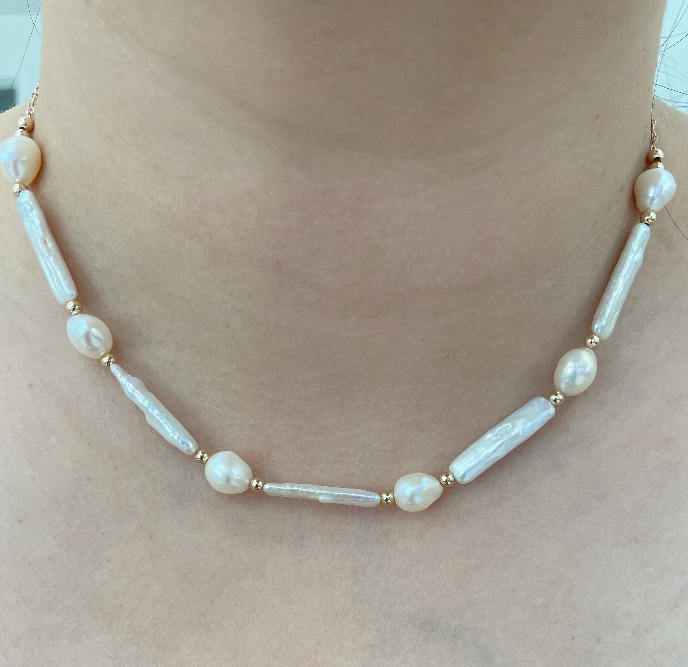 Set di gioielli con orecchini a collana con anello di perle in oro coltivato d'a