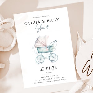 Op de afbeelding: Een uitnodiging voor een babyshower met een aquarel illustratie van een vintage kinderwagen in pastelblauw en roze. De uitnodiging bevat de tekst "OLIVIA'S BABY Shower" en evenementdetails. Zachte babyschoentjes en een houten bord met "Hello World" staan op de achtergrond.