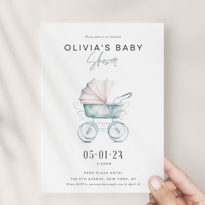 Op de afbeelding: Babyborrel uitnodiging met een aquarel illustratie van een vintage kinderwagen in blauwe en roze tinten. De tekst "OLIVIA'S BABY Shower" en evenementdetails zijn inbegrepen.