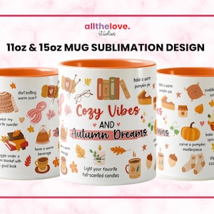 Könnte beinhalten: Eine weiße Tasse mit orangefarbenem Rand, die ein Herbstmotiv mit Illustrationen von gemütlichen Aktivitäten und dem Text "Cozy Vibes and Autumn Dreams" zeigt.