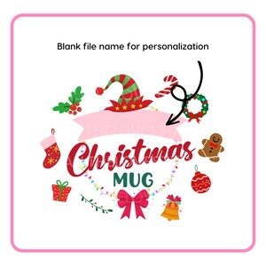 Puede incluir: Una taza de caf&eacute; blanca de Navidad con decoraciones festivas rojas y verdes, que incluyen un gorro de Pap&aacute; Noel, un bast&oacute;n de caramelo, una corona, una media, un hombre de jengibre, un lazo, una campana y una cadena de luces. El texto "Christmas Mug" est&aacute; escrito en rojo.