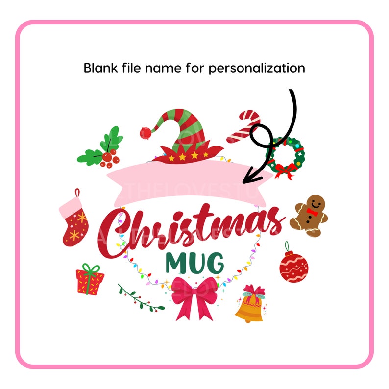 Puede incluir: Una taza de caf&eacute; blanca de Navidad con decoraciones festivas rojas y verdes, que incluyen un gorro de Pap&aacute; Noel, un bast&oacute;n de caramelo, una corona, una media, un hombre de jengibre, un lazo, una campana y una cadena de luces. El texto "Christmas Mug" est&aacute; escrito en rojo.