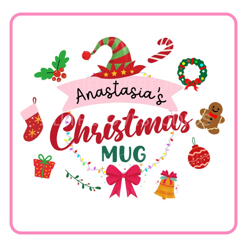 Puede incluir: Una taza de Navidad rosa y blanca con el texto "Anastasia's Christmas Mug" rodeada de ilustraciones festivas que incluyen un bast&oacute;n de caramelo, un hombre de jengibre, una media, una corona, un lazo, una campana, un &aacute;rbol de Navidad y un adorno navide&ntilde;o.