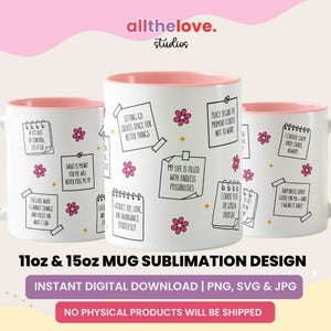 Op de afbeelding: Drie witte keramische mokken met roze interieurs. Elke mok heeft inspirerende citaten op plaknotities, versierd met roze bloemengraphics. De mokken zijn gelabeld als 312 ml & 425 ml mok sublimatie ontwerpen.