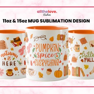 Op de afbeelding: Drie witte keramische mokken met oranje randen. De mokken hebben herfstthema-ontwerpen met tekst die "herfst is hier", "pumpkin spice everything" en "hallo herfst" zegt.